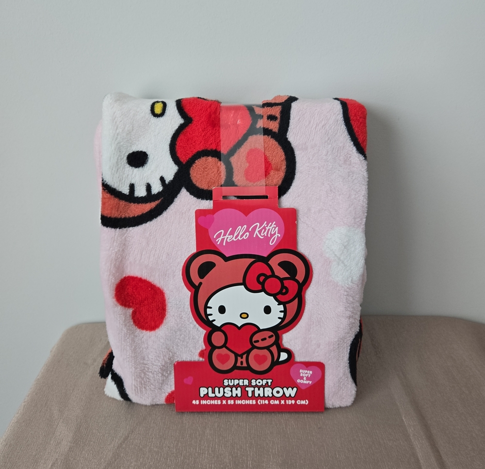 Hello Kitty Super Soft Plush Throw – 45” x 55” Heart & Kitty Design